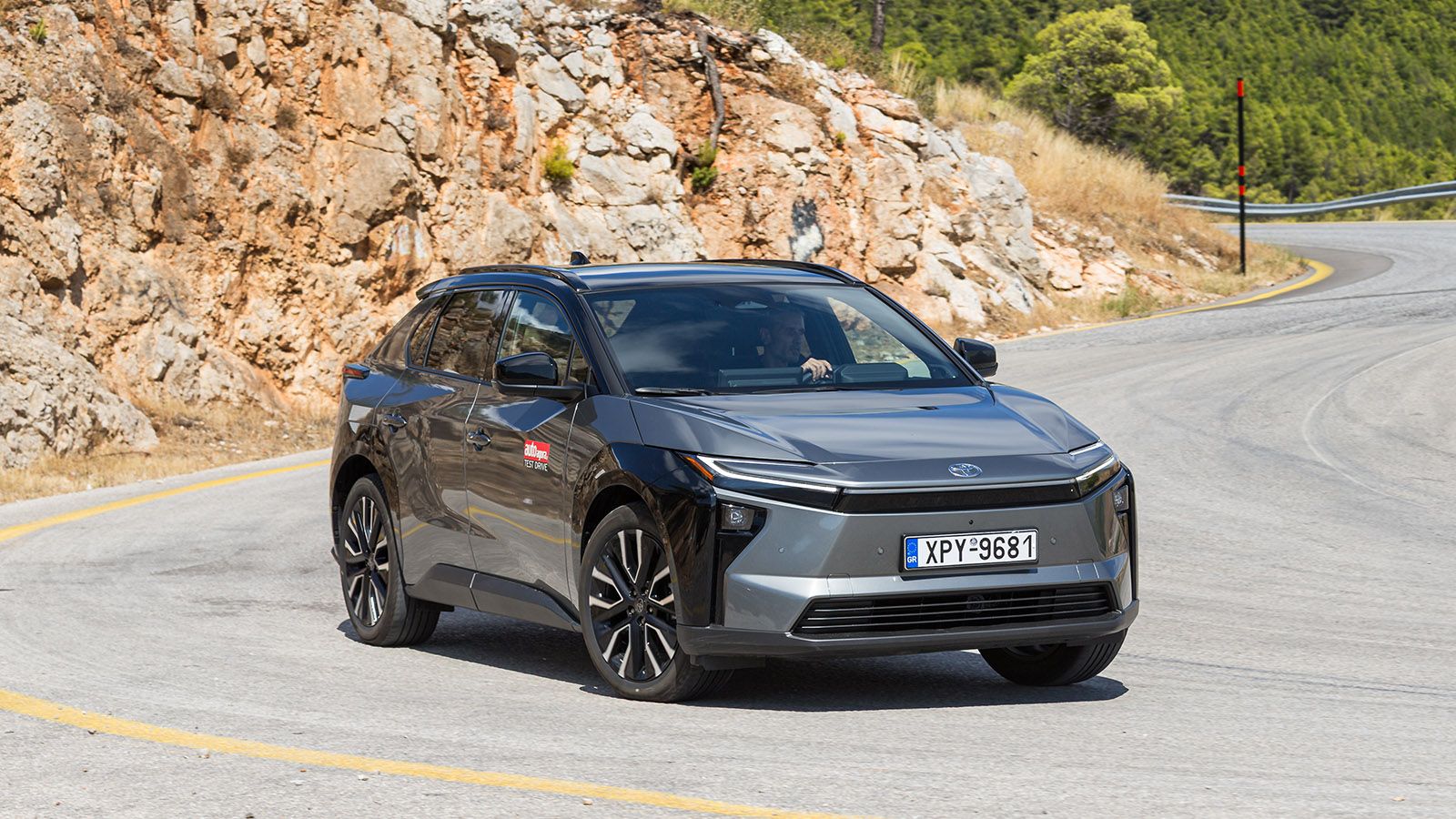 Toyota Bz4x. Πόσο καλό είναι σε εξοπλισμό άνεσης και ασφάλειας.